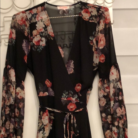 Dresses - Picture 1 of 2